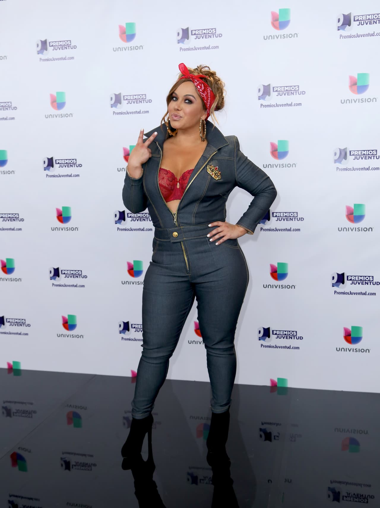 Chiquis Rivera dejó atrás el look de mariachi con el que acudió en 2014 y para su participación del año siguiente optó por algo más casual, y también más reprochado.