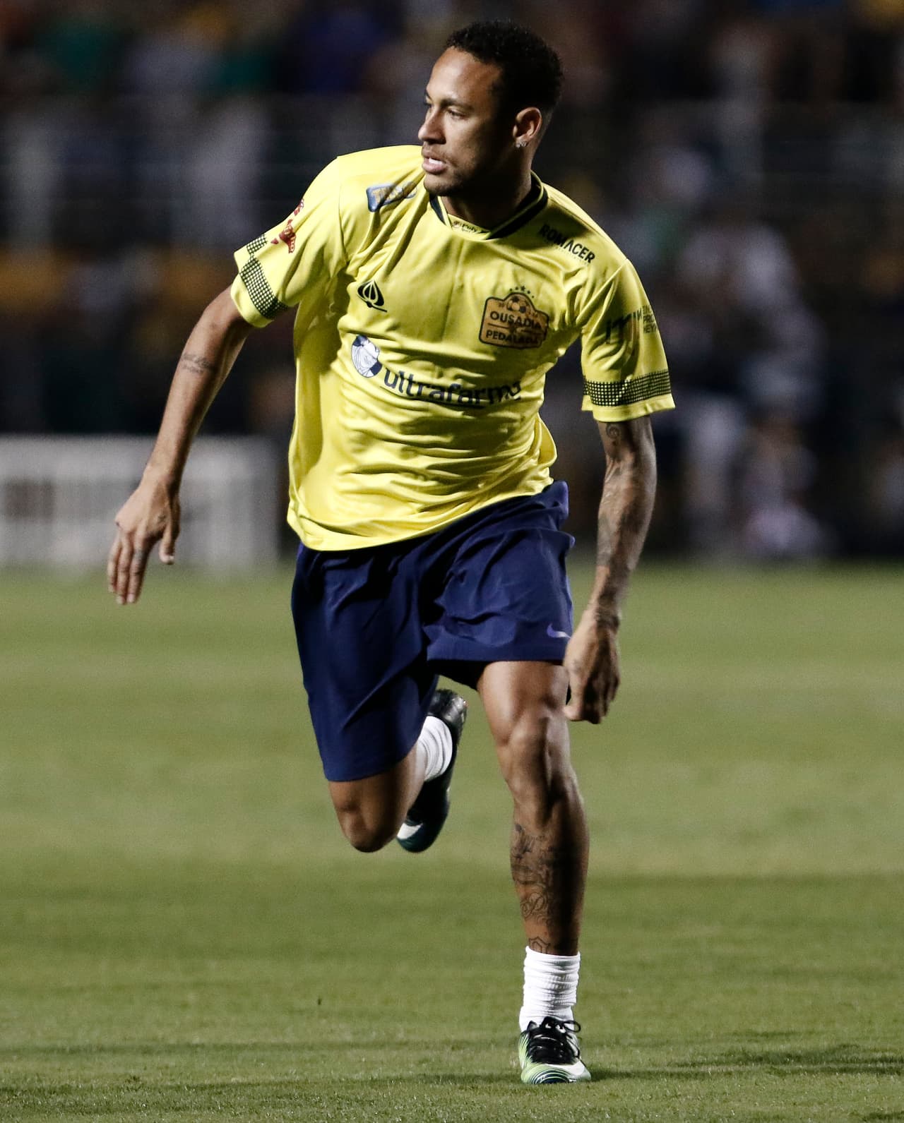 A modo de tributo, Neymar y sus amigos vistieron un uniforme con los colores de la selección colombiana, mientras que los colegas de Robinho llevaron el verde y blanco característico del malogrado equipo catarinense.