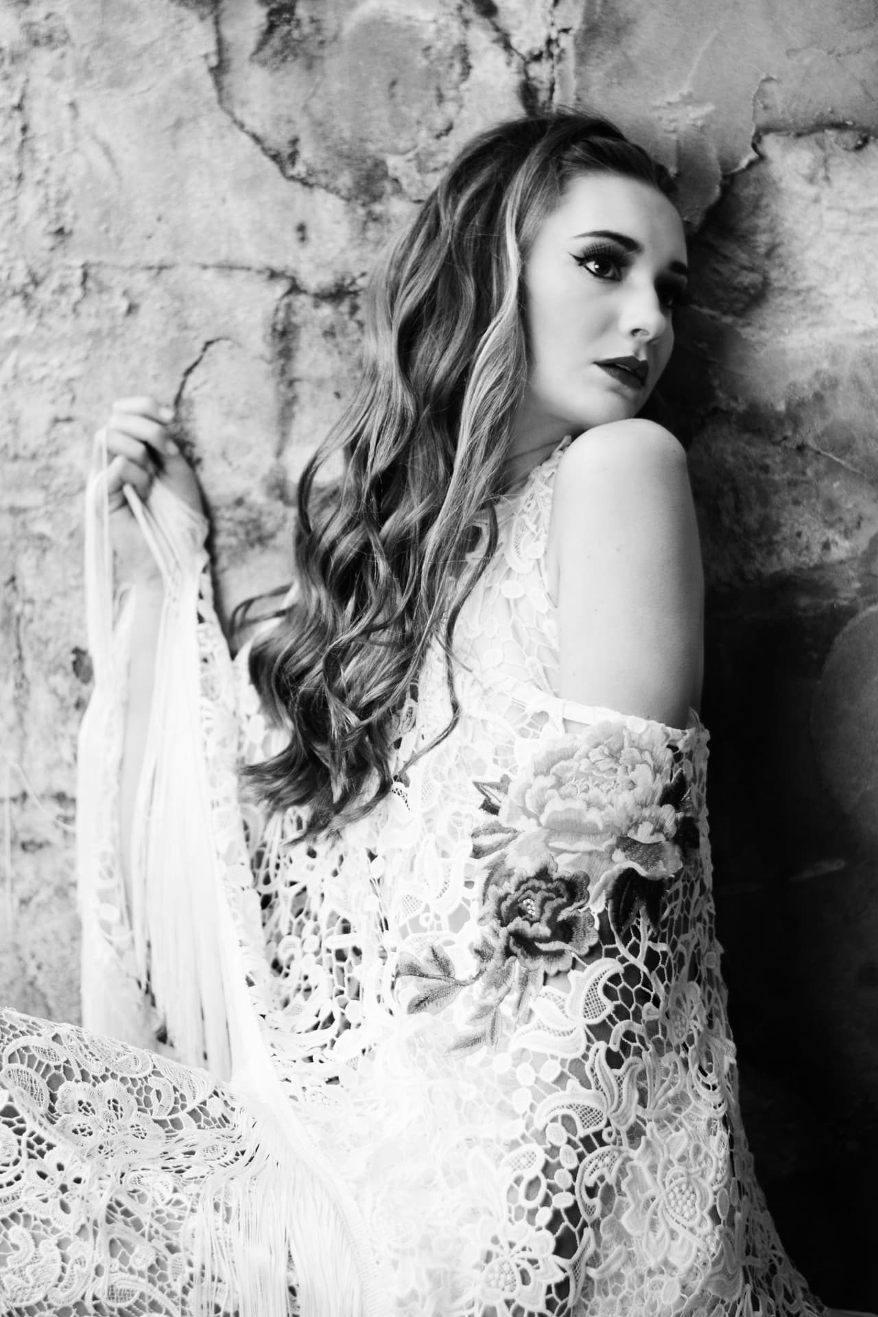 La equipo de fotógrafos liderados por Beatriz Medina capturó hermosas prendas inspiradas en el amor en la Villa Antonia en Austin.