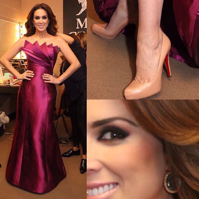 Después deslumbró al público con un vestido púrpura que centraba la atención en su escote.