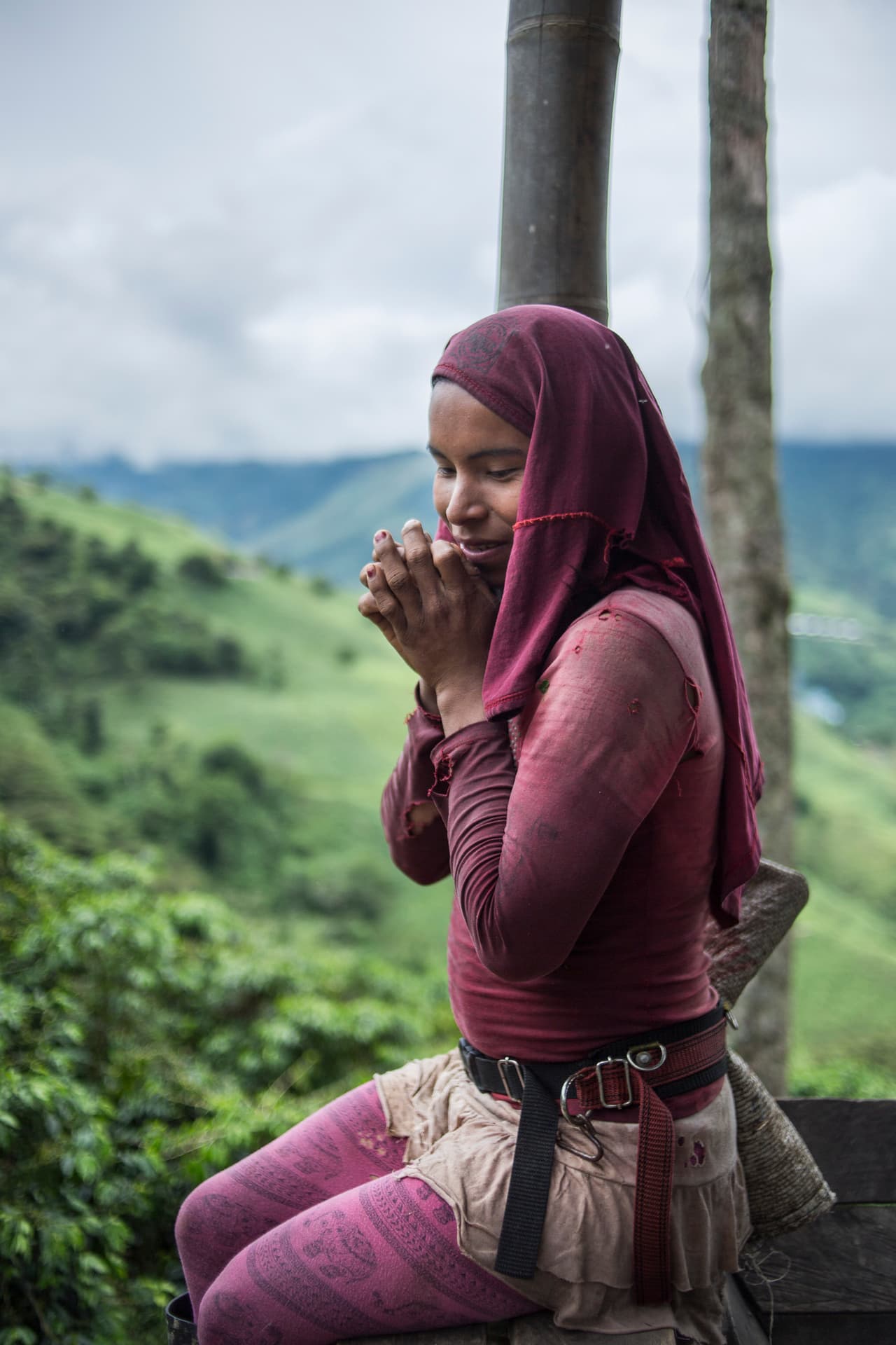 Después de haber pesado el café recolectado durante el día, Elsa toma un descanso. Cuenta que se siente mujer desde que tiene uso de razón, pero vive dedicada a convencer al resto de que es así.