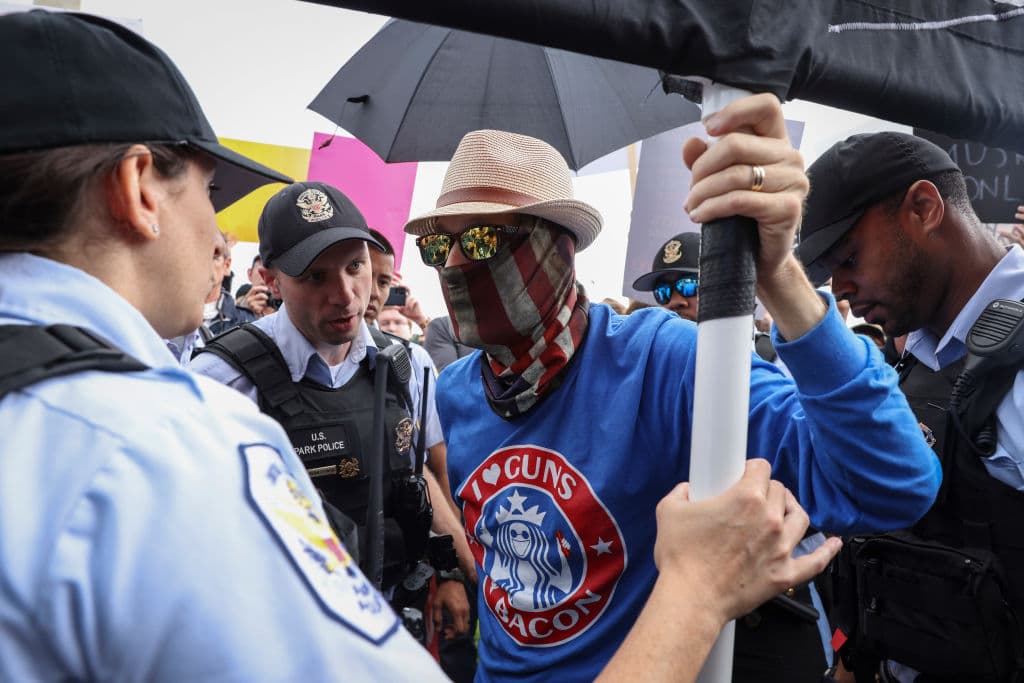 Pero también ha habido algunos contramanifestantes que defienden las armas y su uso libre.