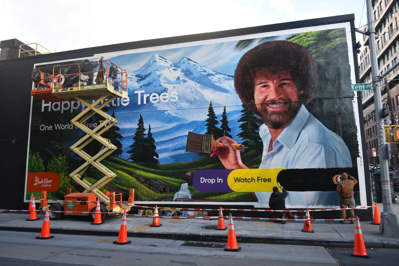 Su estilo de acuarela o húmedo sobre húmedo se convirtió en un clásico de la televisión y sus pinturas, generalmente de paisajes con lagos, montañas y árboles, son consideradas casi de culto. Tanto es su legado en la cultura pop, que Bob Ross ha sido objeto de múltiples parodias como las que llegó a hacer 
<b>Eugenio Derbez en sus programas de comedia</b>. 
<br>