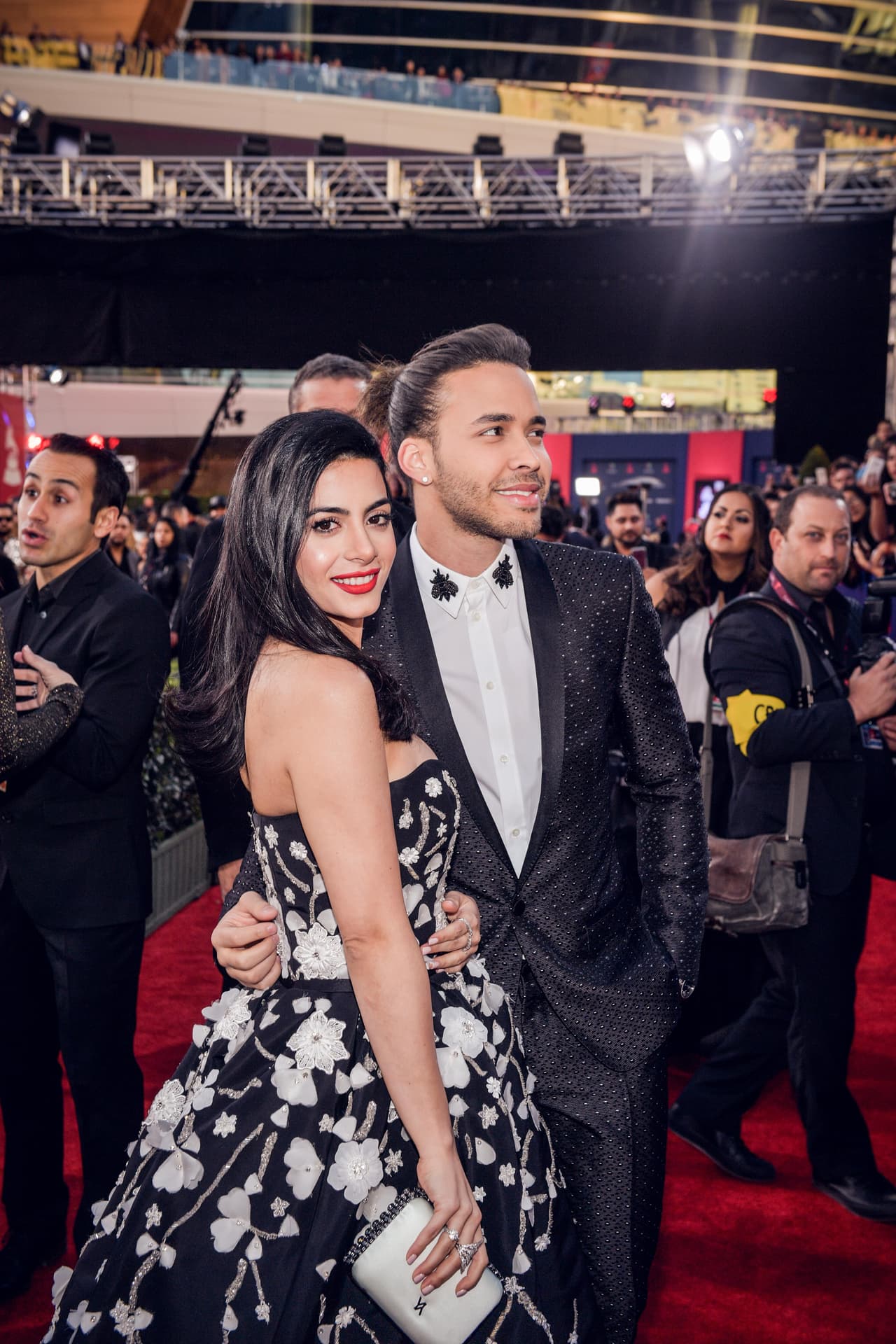 Emeraude nos sigue sonriendo mientras Prince Royce tiene una miradita de amor muy linda. ¡Awww!