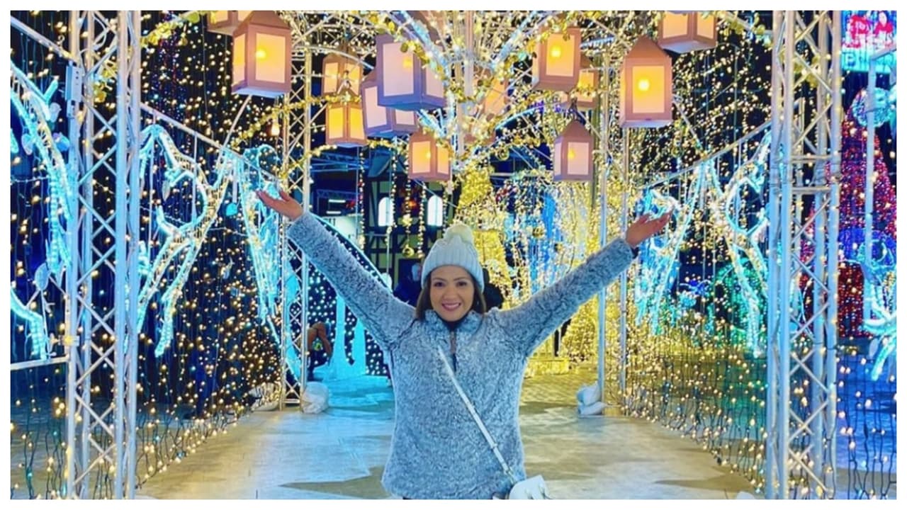 <a href="https://amazelightfestival.com/newyork/?agency=gupta&gclid=CjwKCAiAhKycBhAQEiwAgf19em14WdUdSn9ReBZmdxbuzqKVA2JSvgJjWAX3iLzgFboR-zVHkd5lyxoC_mAQAvD_BwE">Amaze Light Festival</a>
<br>41 Seaver Way – Queens
<br>
<a href="https://www.google.com/maps/place/Citi+Field/@40.7570877,-73.84801,17z/data=!3m1!4b1!4m5!3m4!1s0x89c25fe0b147d195:0xf55b95d4f099763b!8m2!3d40.7570877!4d-73.8458213">Cómo llegar</a>
<br>Tel. (718) 507 - 8499
<br>Y para que diciembre no pare de brillar, Amaze Light Festival, en Citi Field, tiene senderos y plataformas luminosas
<b> donde se presentan artistas</b>. Sin duda uno de los mejores sitios para ver espectáculos de luces en NYC.