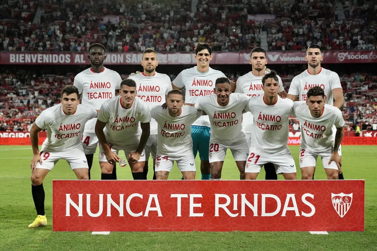 Tecatito Corona recibe apoyo del Sevilla en el Sánchez Pizjuán