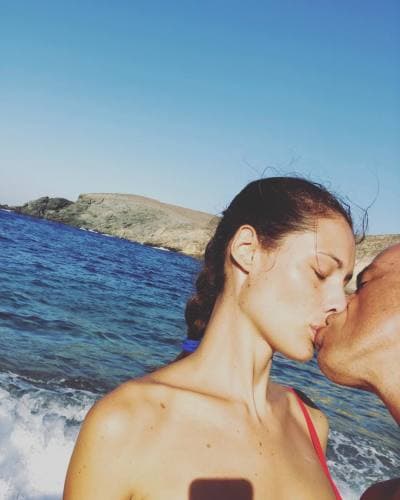 Eros y Marica se enamoraron después de conocerse en 2009 en los Wind Music Awards, donde la modelo le entregó al cantante uno de los galardones y después de cinco años de noviazgo se unieron en matrimonio.