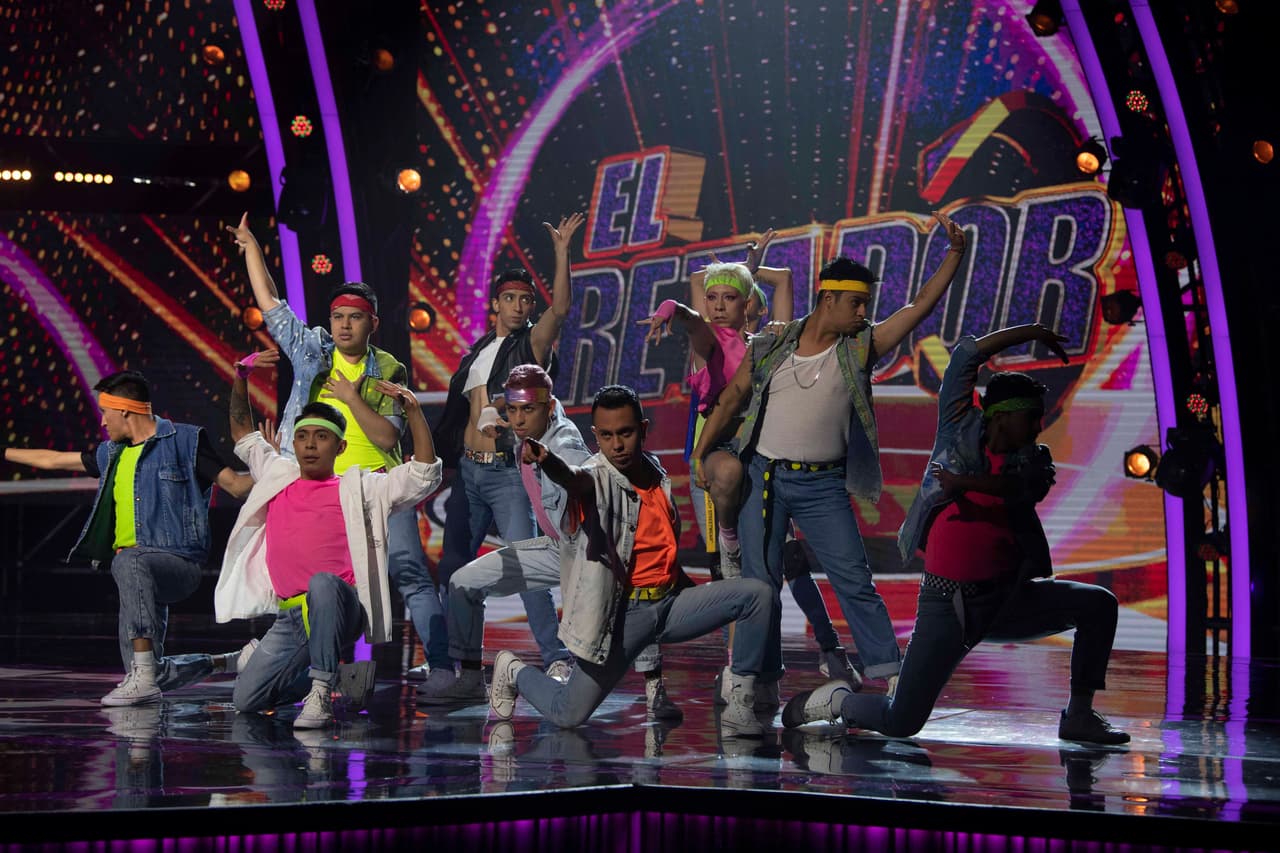 Flamboyance, grupo que representa a la comunidad LGBT, se lució con un número muy colorido a ritmo de música disco. Su número les valió el voto de los jueces y pasaron a la siguiente fase.