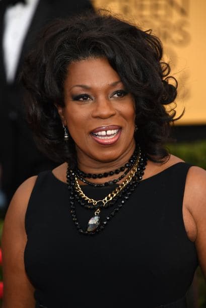 Si insistes en lucir tu ‘necklace’ de perlas largo, dale una o dos vueltas hasta convertirlo en un colgante de largo medio. No lo acortes tanto, porque podrías quebrarlo.