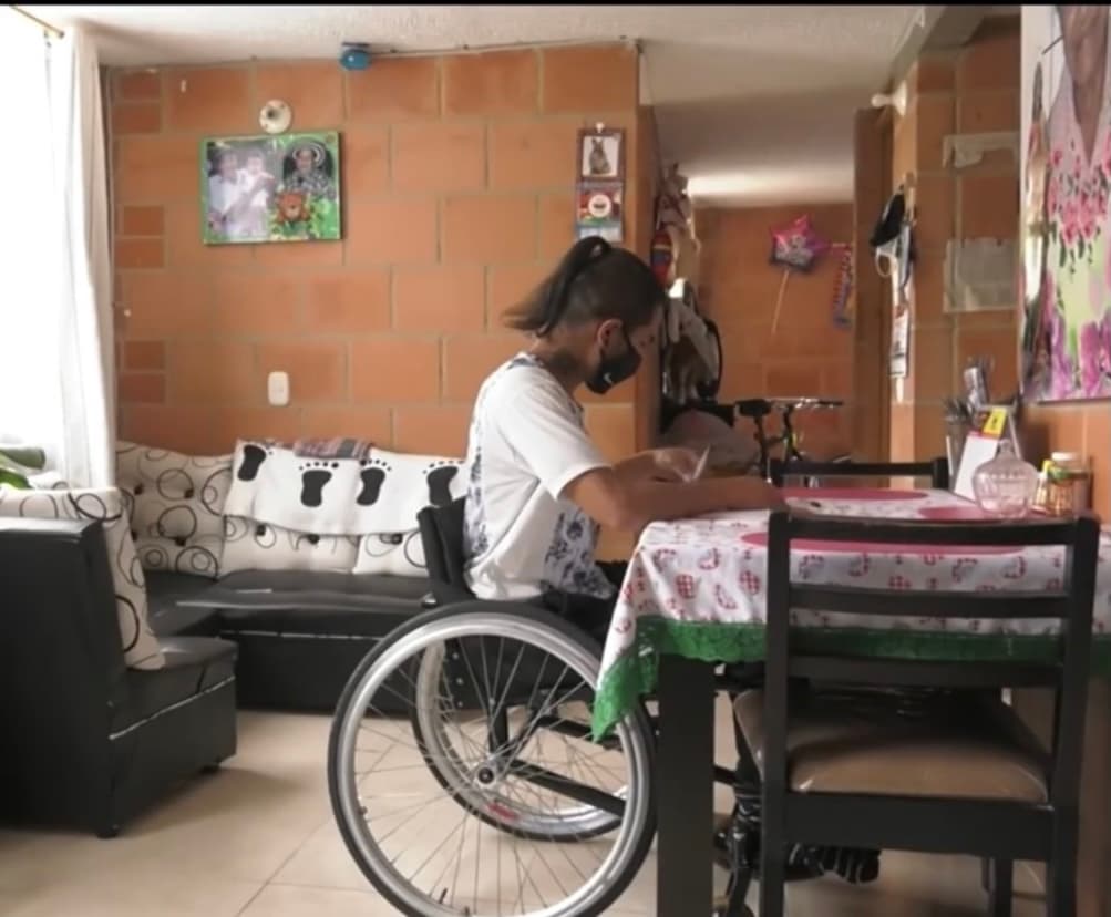 Tras superar el impacto psicológico, Fabián se aferró a su voluntad de acero y se dedicó a horas de extenuante rehabilitación que le ayudaron a recuperar algunas de sus funciones fisiológicas. Sin embargo, a pesar de tanto esfuerzo, los médicos le terminarían confirmando que tendría que pasar 
<b>el resto de su vida en una silla de ruedas. </b>