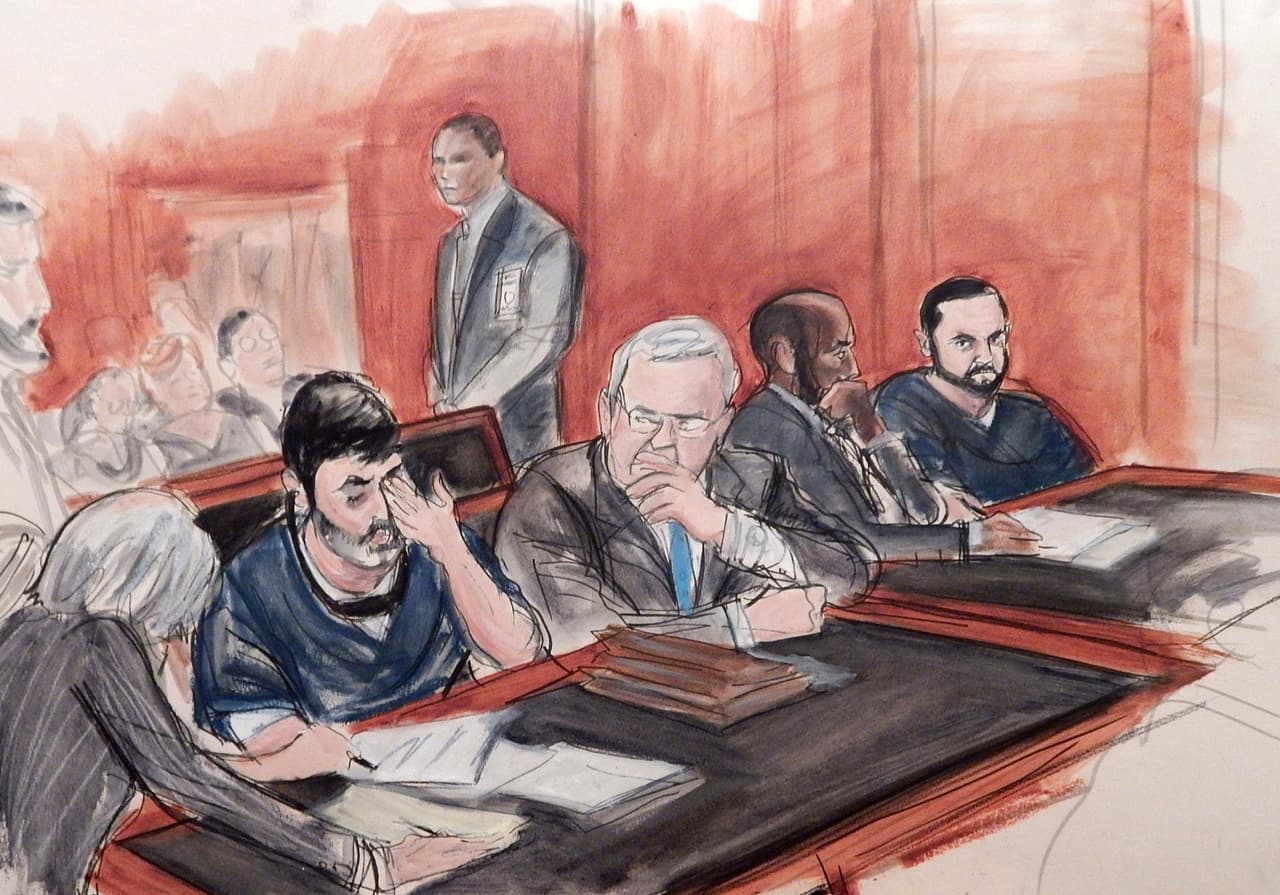 En este dibujo elaborado en un tribunal, Efraín Antonio Campo Flores, segundo desde la izquierda entre los que aparecen sentados, se lamenta mientras lo flanquean sus abogados en una presentación ante la corte junto con su primo Franqui Francisco Flores De Freitas, extrema derecha, en un tribunal federal de Manhattan al ser acusados formalmente de cargos de contrabando de cocaína a Estados Unidos, el jueves 17 de diciembre de 2015, en Nueva York. Campo Flores y Flores De Freitas, ambos sobrinos de la poderosa primera dama venezolana Cilia Flores, se declararon inocentes. Fueron arrestados el mes pasado en Haití. (Foto AP/Elizabeth Williams)