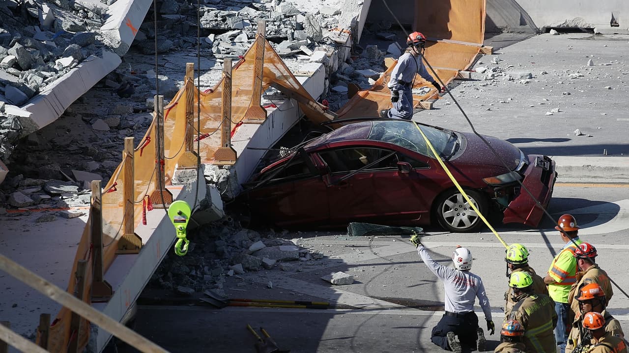 Realizaban prueba de esfuerzo en el puente que se cayó en Miami: ¿contribuyó eso a su colapso?