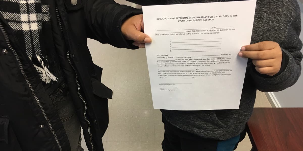 Notarios venden hasta por $250 una carta para padres en riesgo de deportación que es gratuita