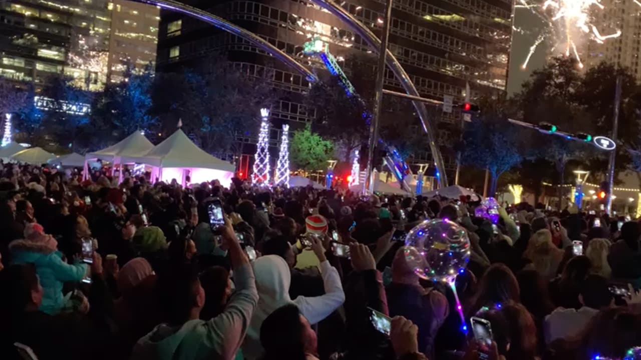 Cientos de familias se dieron cita a pesar del frío para ser testigos del espectáculo que literalmente encendió los ánimos y dio pie para que comiencen las fiestas de fin de año.