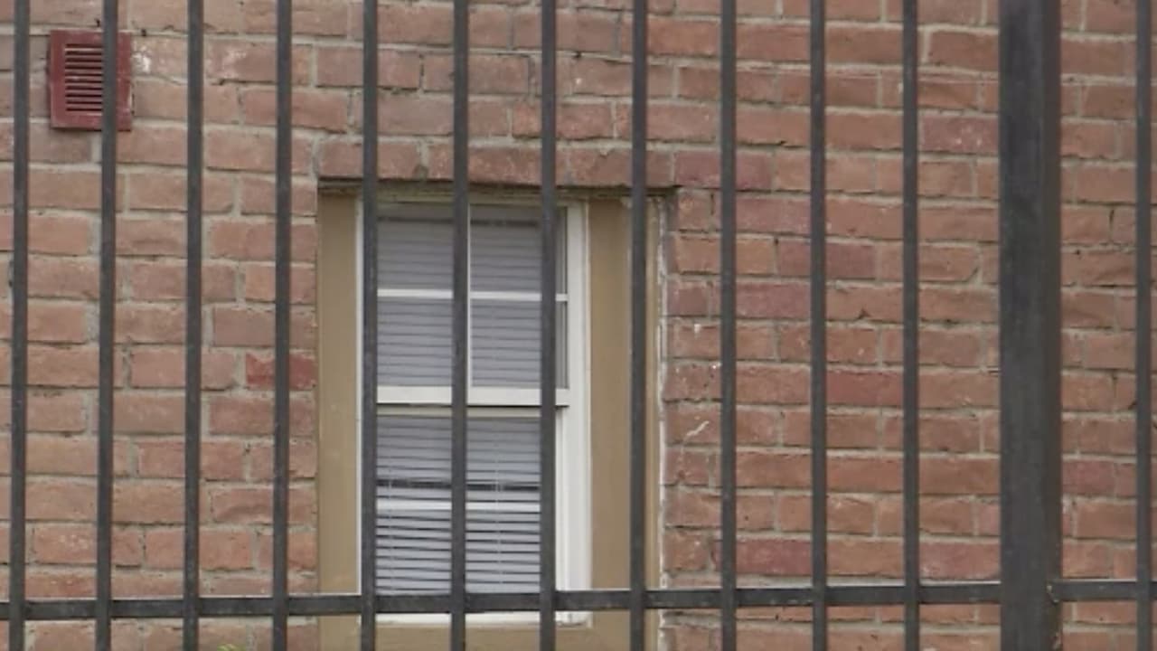 Se solicita ayuda ciudadana con información sobre este caso. Las pistas se pueden proporcionar llamando a la policía a la división de homicidios de la policía de Houston. 713-308-3600.