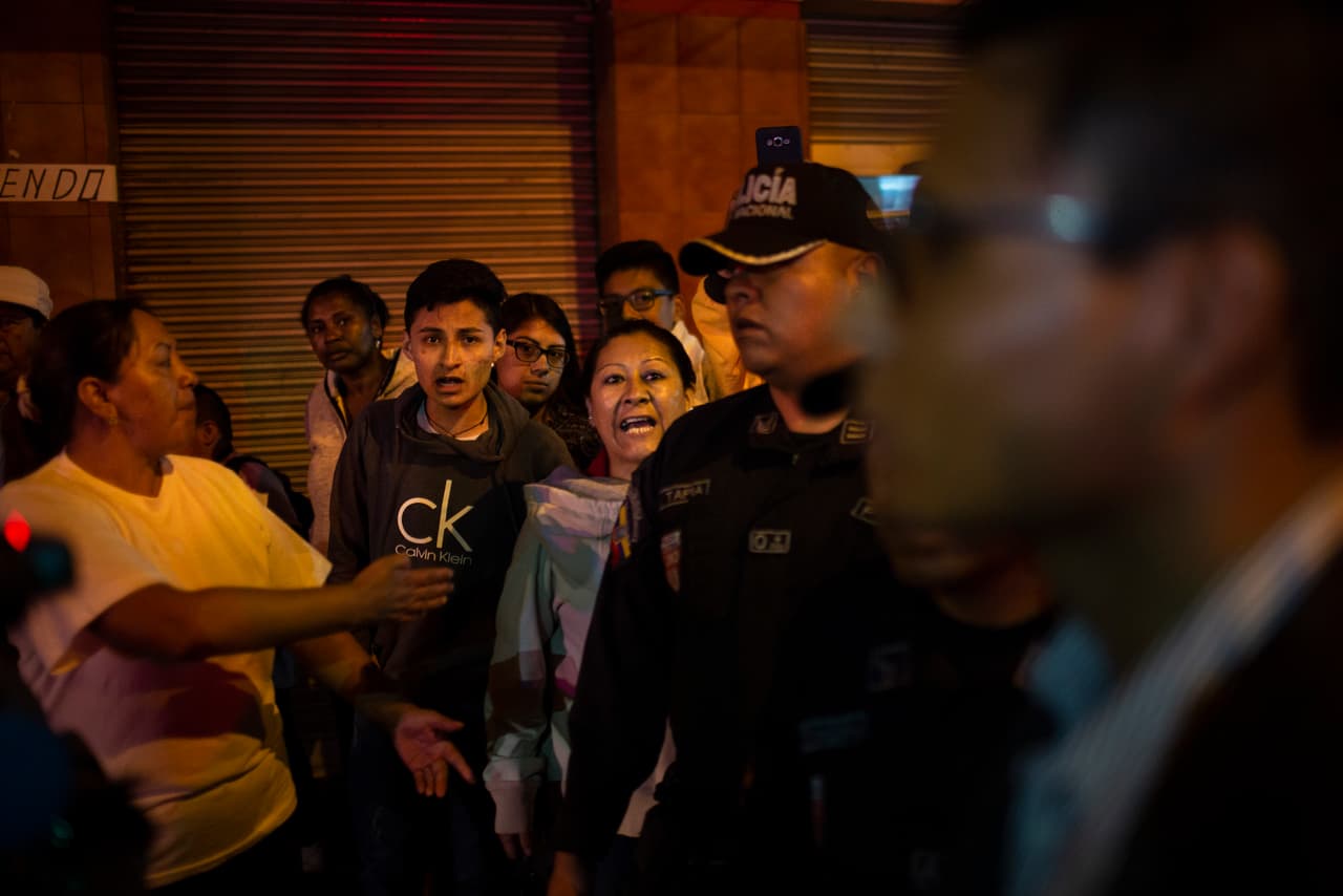 Vecinos se agrupan para recorrer las calles de Ibarra 
<b><a href="https://www.univision.com/noticias/america-latina/venezolanos-en-ecuador-expresan-su-temor-a-una-caceria-humana-en-un-grupo-de-whatsapp">con el grito de "fuera venezolanos".</a></b> Es la segunda noche después del feminicidio que se autoconvocan estas marchas de rechazo al extranjero. Se estima que en Ecuador hay unos 250,000 venezolanos. La mayoría de ellos llegó huyendo de la profunda crisis de su país.