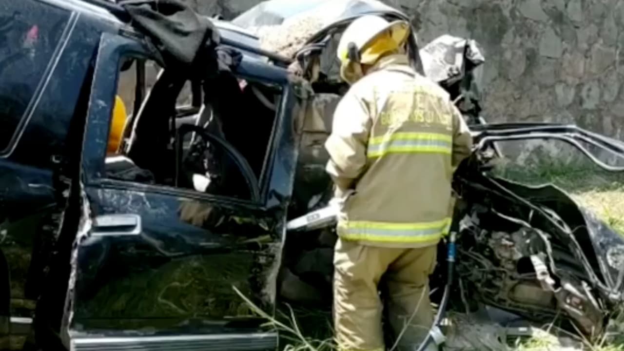 Las autoridades acudieron de inmediato y movilizaron a los sobrevivientes al hospital. Informes preliminares indicaban que el conductor se distrajo y perdió el control del vehículo.