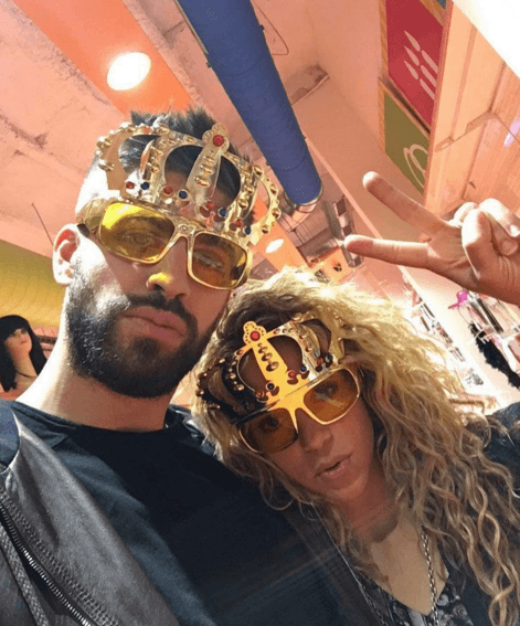 Ellos pasan mucho tiempo juntos y se divierten en cada lugar al que van, como esta imagen que compartieron en redes en la que ella luce como la auténtica reina de Gerard.