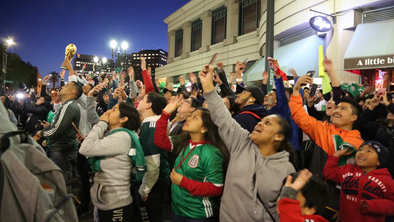 Todos apuntaban hacia las ventanas del hotel, los teléfonos celulares grababan y esperaban el momento en el que aparecieran sus jugadores.