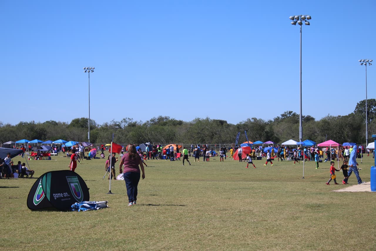 Decenas de personas disfrutaron este 22 de octubre de la más reciente edición de Copa Univision en la ciudad texana en donde practicaron su deporta favorito y convivieron con su comunidad.