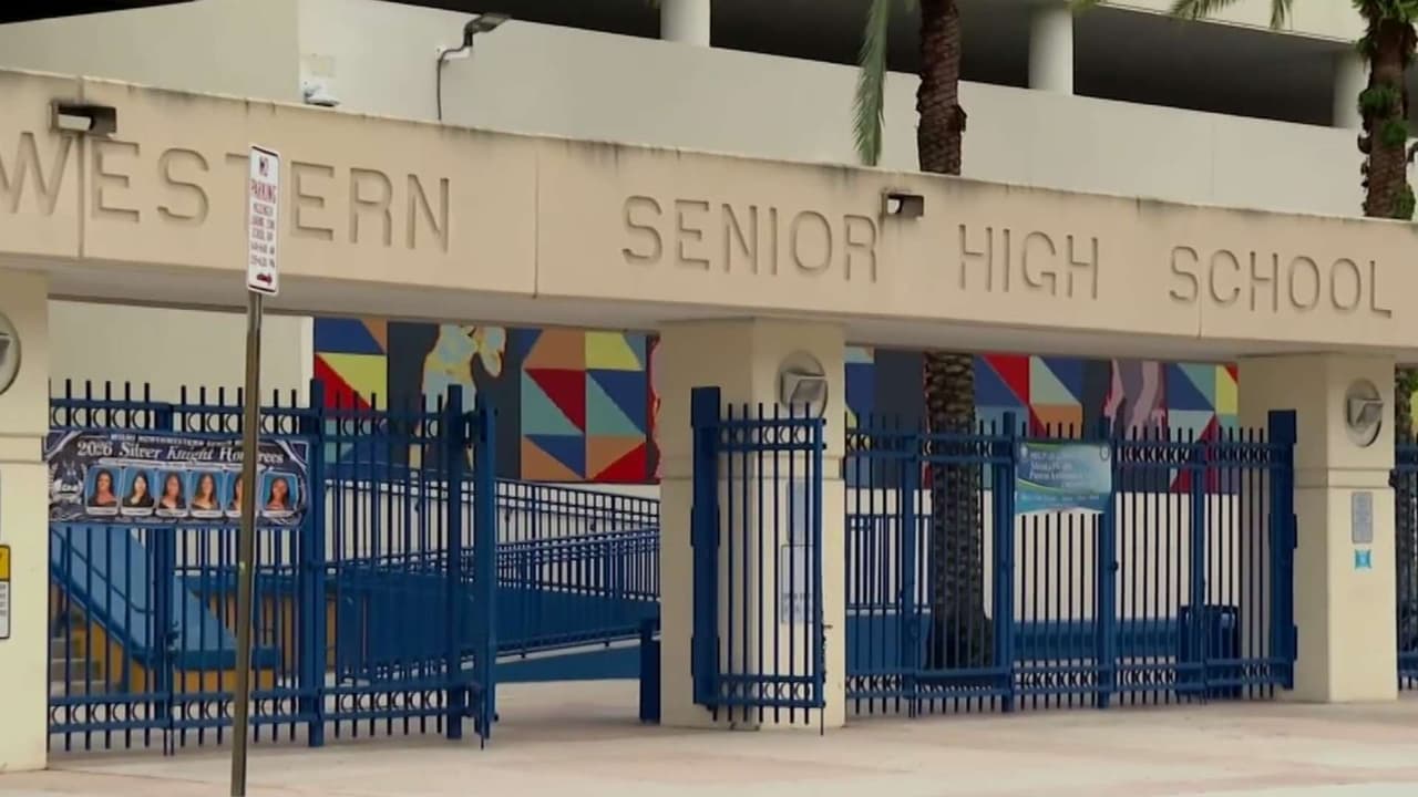 Un estudiante apuñalado y otro herido en una mano tras pelea en una escuela secundaria de Miami-Dade