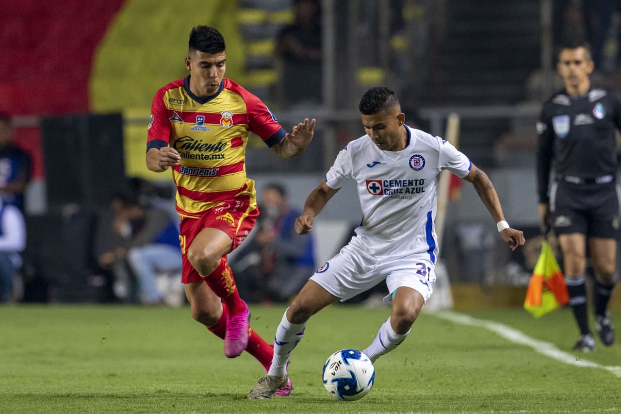 Oreblín Pineda pisa la pelota y se libera de la marca del Quick Mendoza.