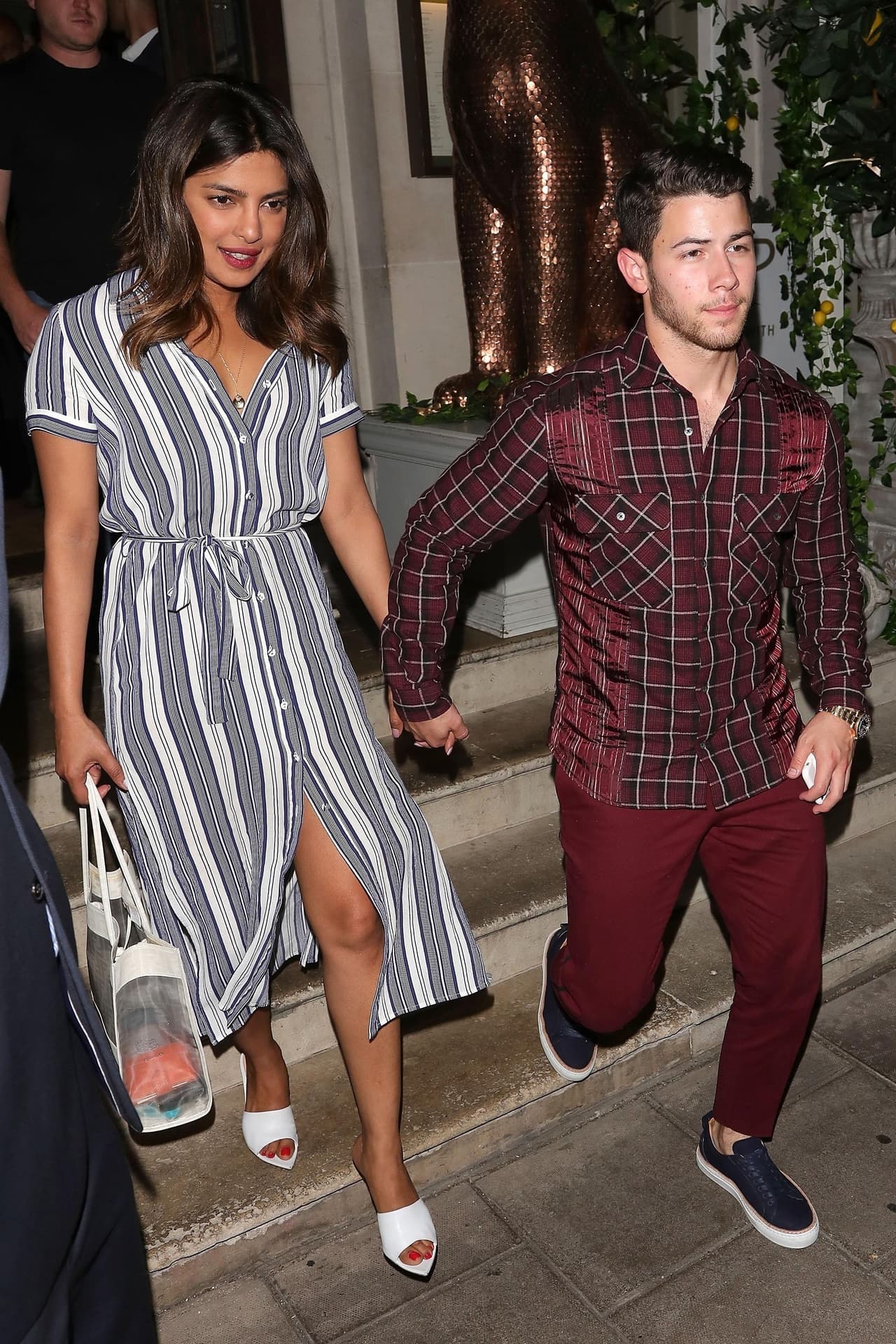 "Están muy felices", declaró la fuente quien aseguró que a Nick Jonas "sus amigos y familiares nunca lo habían visto así y están muy emocionados por él. Indudablemente, va en serio con ella", reportó la revista 
<b><a href="https://people.com/music/nick-jonas-priyanka-chopra-engaged/" target="_blank">People</a></b>.