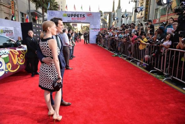Los famosos títeres llegaron al Capital Theatre durante la premier de su más reciente película y sus fieles fanáticos se apoderaron del boulevard de las estrellas en Hollywood. Muppets Most Wanted es una comedia musical escrita por Bobin y Nicholas Stoller y continúa la saga de 2011 ‘The Muppets’. Esta vez, la rana Kermit y sus amigos se verán envueltos involuntariamente en un crimen internacional, mientras se encontraban de gira por Europa.