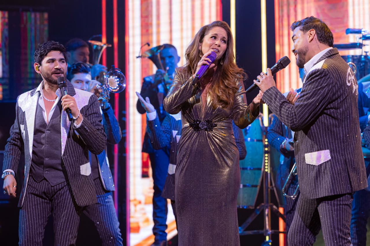 Banda El Recodo y Lucero hicieron cantar al público a todo pulmón 'La Mejor de Todas', su gran éxito de amor, en el capítulo 3 de Juego de Voces.