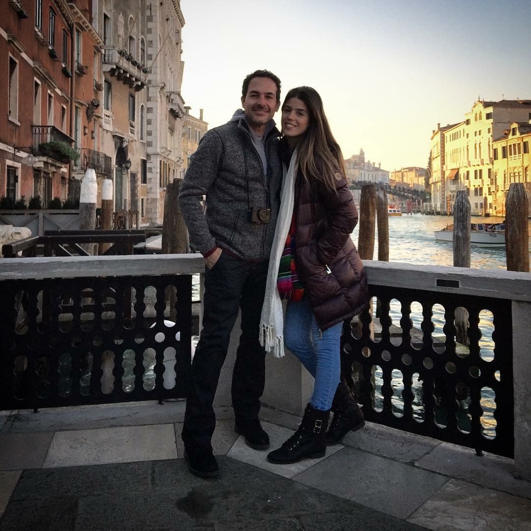 Carlitos sorprendió a su novia con el mejor regalo de navidad, le ofreció matrimonio en la romántica ciudad de Venecia. ¿Cuándo será la boda?