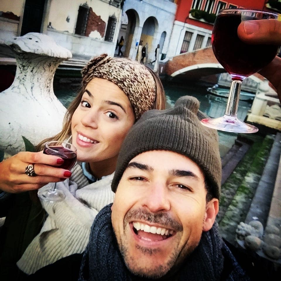 Carlitos sorprendió a su novia con el mejor regalo de navidad, le ofreció matrimonio en la romántica ciudad de Venecia. ¿Cuándo será la boda?