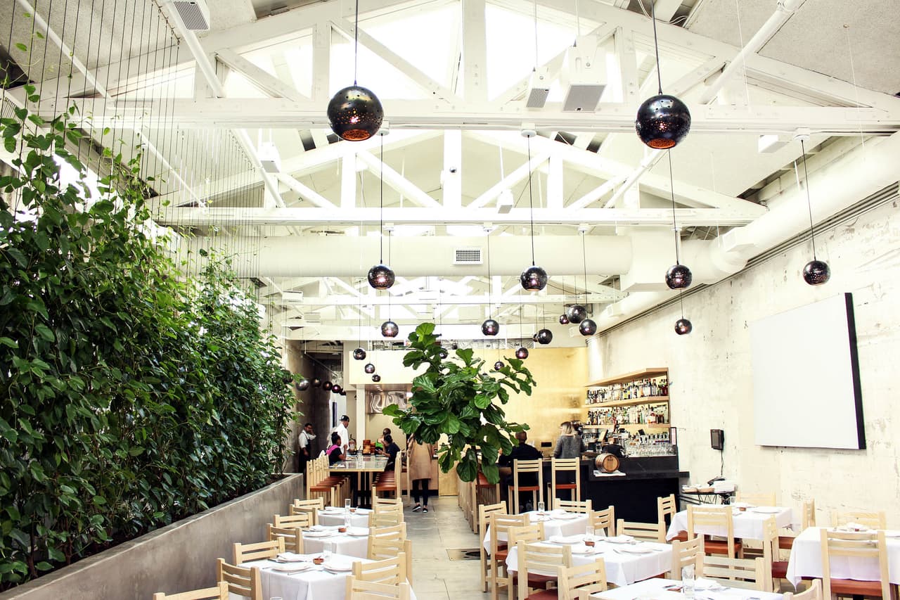 El Cala. Se encuentra en el Mid-Market (149 Fell Street, San Francisco, CA 94102) y su nombre se refiere al encuentro entre la tierra y el mar. Sus mesas y sillas de madera nos transportan a cualquier restaurante típico de las costas mexicanas.