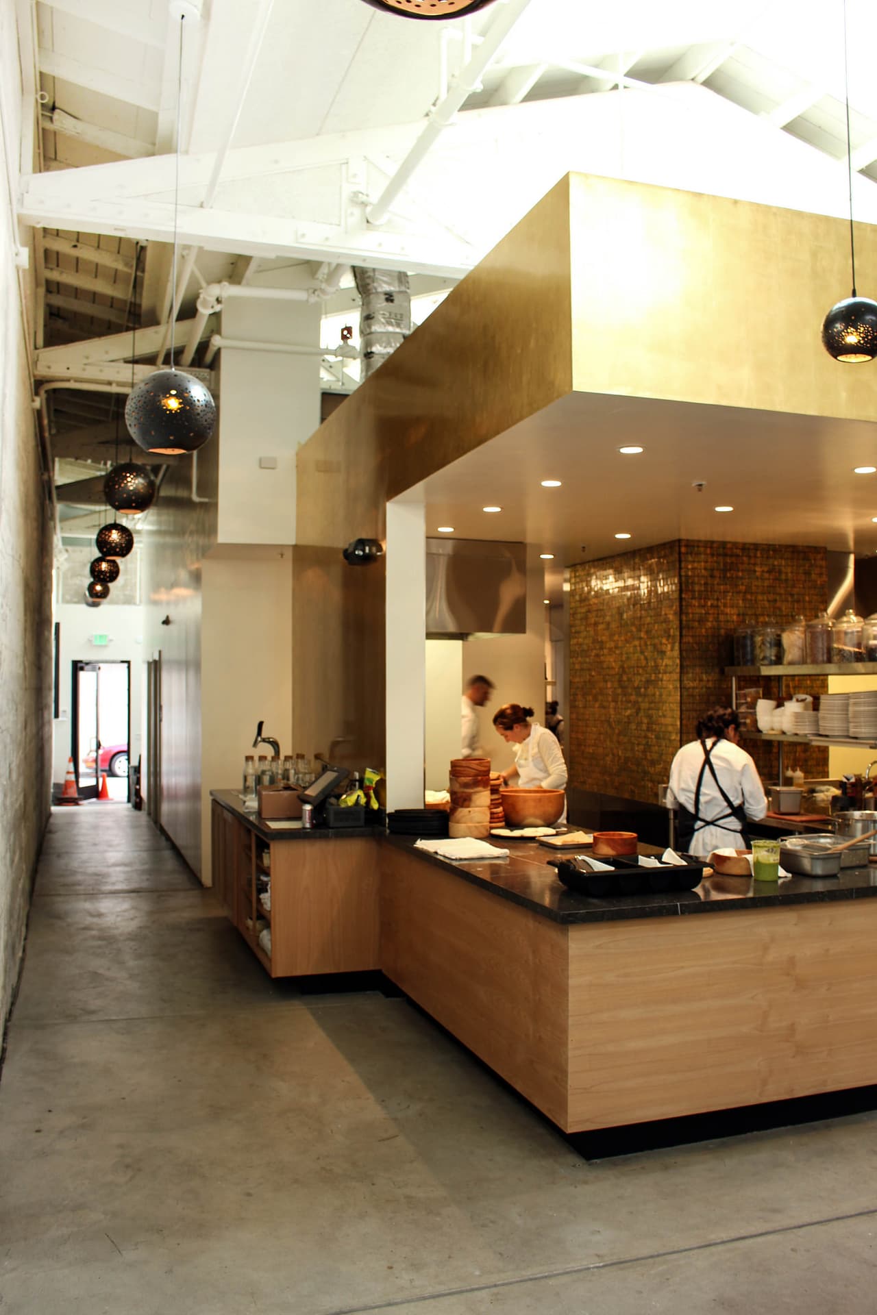 La cocina. Con la idea de que la gente pueda apreciar la preparación de los platillos y hasta pedir recetas a los cocineros, la cocina de Cala es abierta. En esta foto podemos ver a Gabriela Cámara con parte de su equipo.