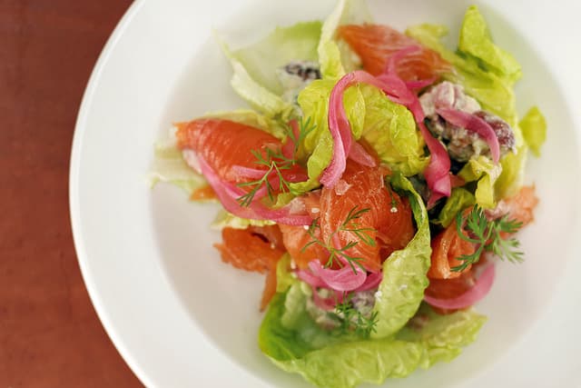 Salmón ahumado y ensalada de papa. Esta deliciosa combinación de salmón con cebolla morada es ideal para abrir el apetito.