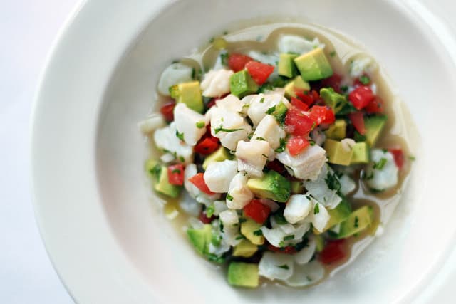 Ceviche de pescado a la mexicana. Un clásico platillo de la zona de Guerrero en México, con el sabor y la frescura de un pescado recién salido del mar.