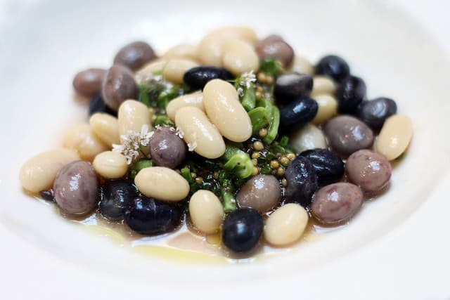 Frijoles frescos. Una suculenta receta que combina los frijoles con semillas de chía y mostaza.