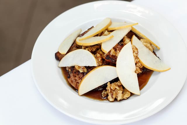 Pan francés. Para cerrar esta experiencia, un delicioso postre de pan francés con pera, piloncillo y nuez.