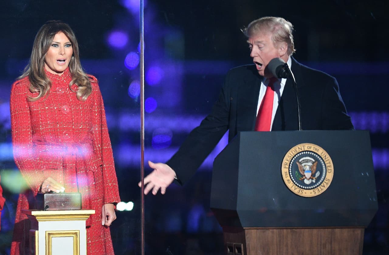 <b>Emoción navideña.</b> El presidente Donald Trump hace un gesto de sorpresa cuando su esposa Melania enciende el tradicional árbol de Navidad de la Casa Blanca el 30 de noviembre de 2017. En la primera navidad del magnate como presidente esta costumbre cumplió 95 años de ser implementada.