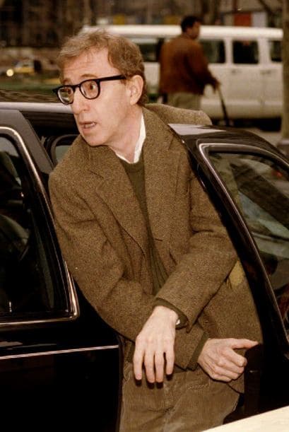 Mia Farrow acusó a Woody Allen de haber abusado de una de sus hijas adoptadas, Dylan, de sólo 7 años, después de haber hallado fotos de hija mayor Soon-Yi (adoptada) en donde aparecía desnuda.