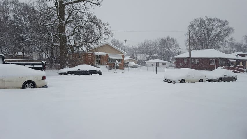 Más de un centenar de escuelas en los suburbios y alrededores de Chicago también suspendieron actividades.