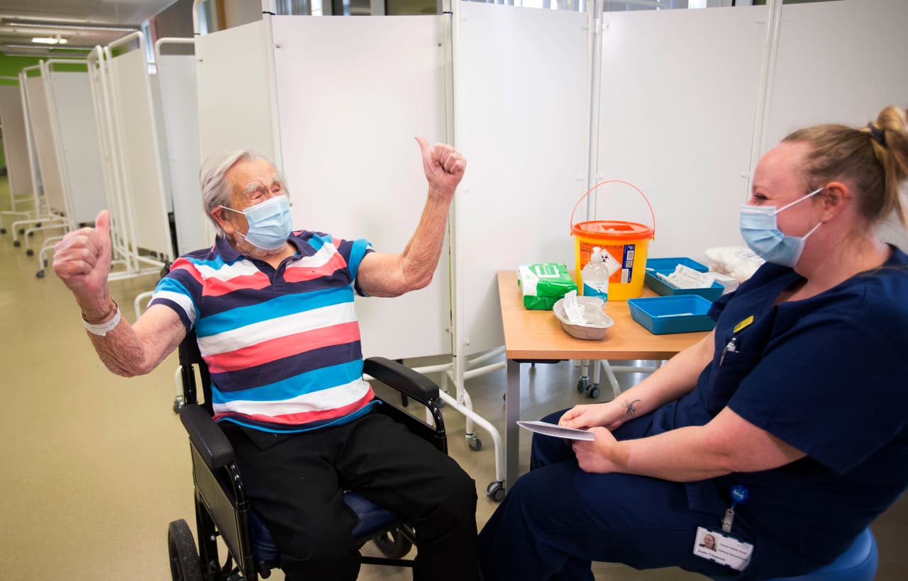 Henry Vokes, de 98 años, celebra al recibir la vacuna en el Hospital Southmead, de Bristol. Las autoridades de salud pública pidieron a la población que fuera paciente porque en las primeras fases solo se vacunará a personas de alto riesgo. 
<br>