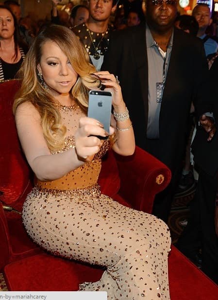 Si hay algún galán dispuesto a conquistarla en caso de que se quede soltera, debe aplicarse demasiado para complacerla.