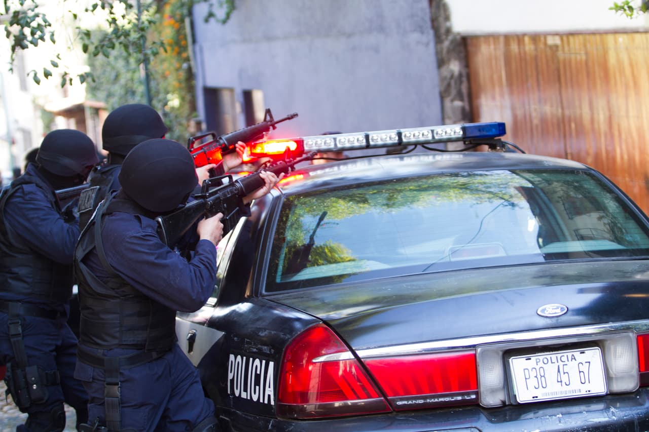 Para buena suerte de Mónica, la policía llegó tras la llamada que Yáñez y Yolanda hicieron para atrapar a John.