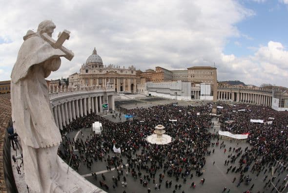 "El Señor me ha llamado a subir al monte (Tabor) para dedicarme aún más a la oración y a la meditación, lo que haré de un modo más adecuado a mi edad y fuerzas. No abandono la Iglesia", fueron las frases que pronunció el papa y que lograron emocionar a los asistentes que, entre lágrimas muchos de ellos, rompieron en salves y aplausos.