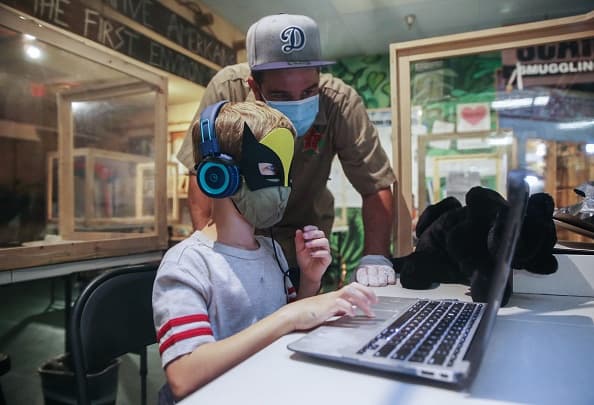 Las autoridades de LAUSD han enfatizado que el regreso a las escuelas será opcional y por ello han implementados programas pensando en tres posibles escenarios familiares.