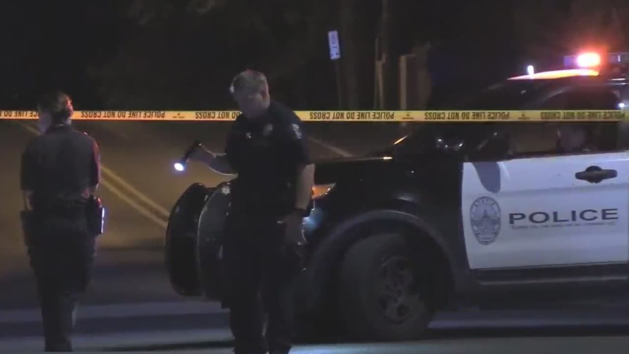 Mujer es apuñalada en parada de autobús y ella ataca a su agresor con un cuchillo