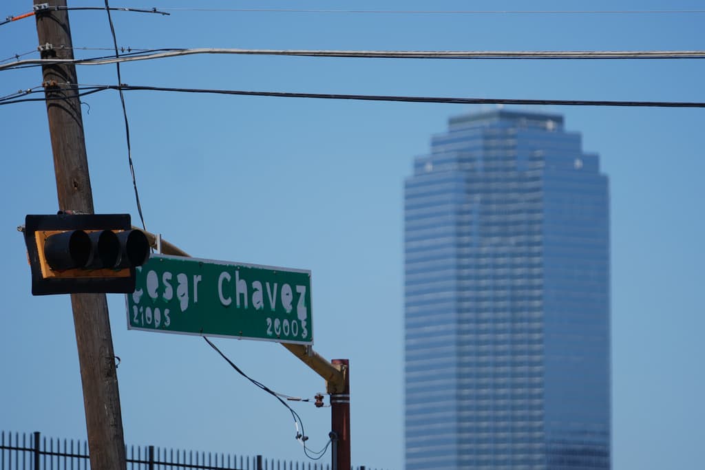 Una señal de tráfico desgastada indica un tramo del bulevar César Chávez, cerca del edificio Bank of America Plaza en Dallas, el jueves 19 de marzo de 2026.