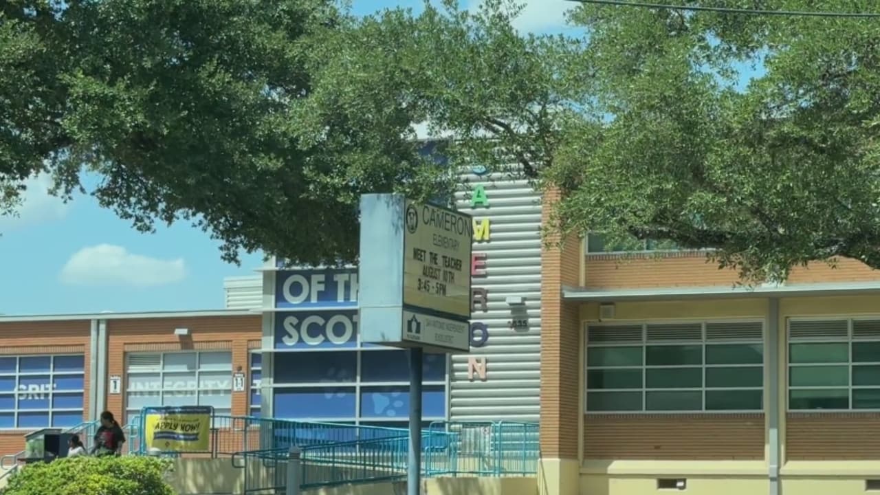 Madre denuncia que profesora no habría dejado ir al baño a su hijo y al recogerlo lo encontró en ropa interior