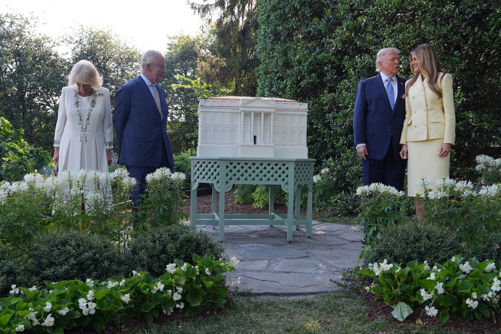 Después de tomar el te, el matrimonio Trump invitó a los reyes Carlos III y Camila a observar 
<b>la renovada colmena de la Casa Blanca, en el Jardín Sur.</b>
<br>
<b><a href="https://www.univision.com/famosos/camilla-parker-exalta-a-las-abejas-en-su-dia-ignorando-al-temido-avispon-asiatico-video" target="_blank">Los reyes de Reino Unido tienen colmenas</a></b> en el palacio de Buckingham, así como en sus residencias privadas, Highgrove House y Ray Mill.