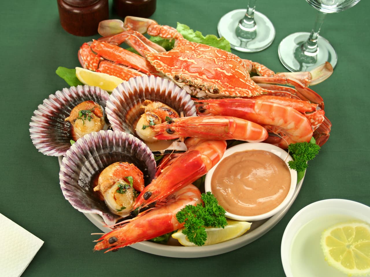 Todos adoramos los mariscos, pues además de ser exquisitos son súper nutritivos ya que te proveen del 20 por ciento de las proteínas de alta calidad que contienen las carnes rojas. El problema es que suelen ser muy delicados y a veces un poco tardados para cocerse. Por eso aquí te decimos como cocerlos en el punto exacto.